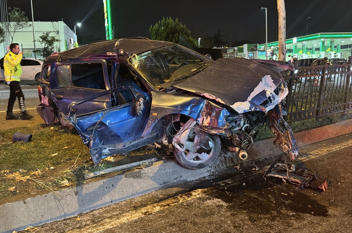 Sarıyer’de refüje çıkan otomobilin demir korkuluklara çarpması sonucu 4 kişi yaralandı.