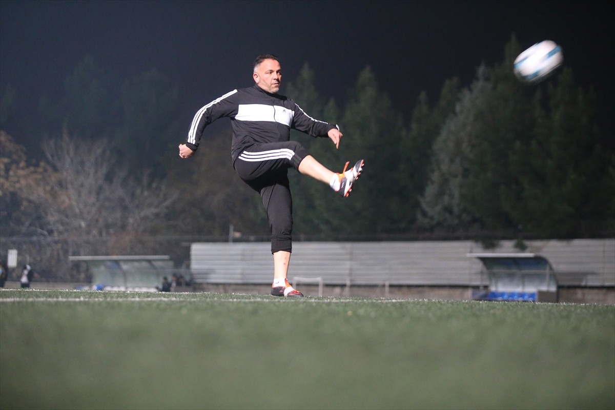 Siirt'te esnaflık yapan ve halı sahadaki performansıyla kentte "Mahmutspor" olarak tanınan Mahmut...