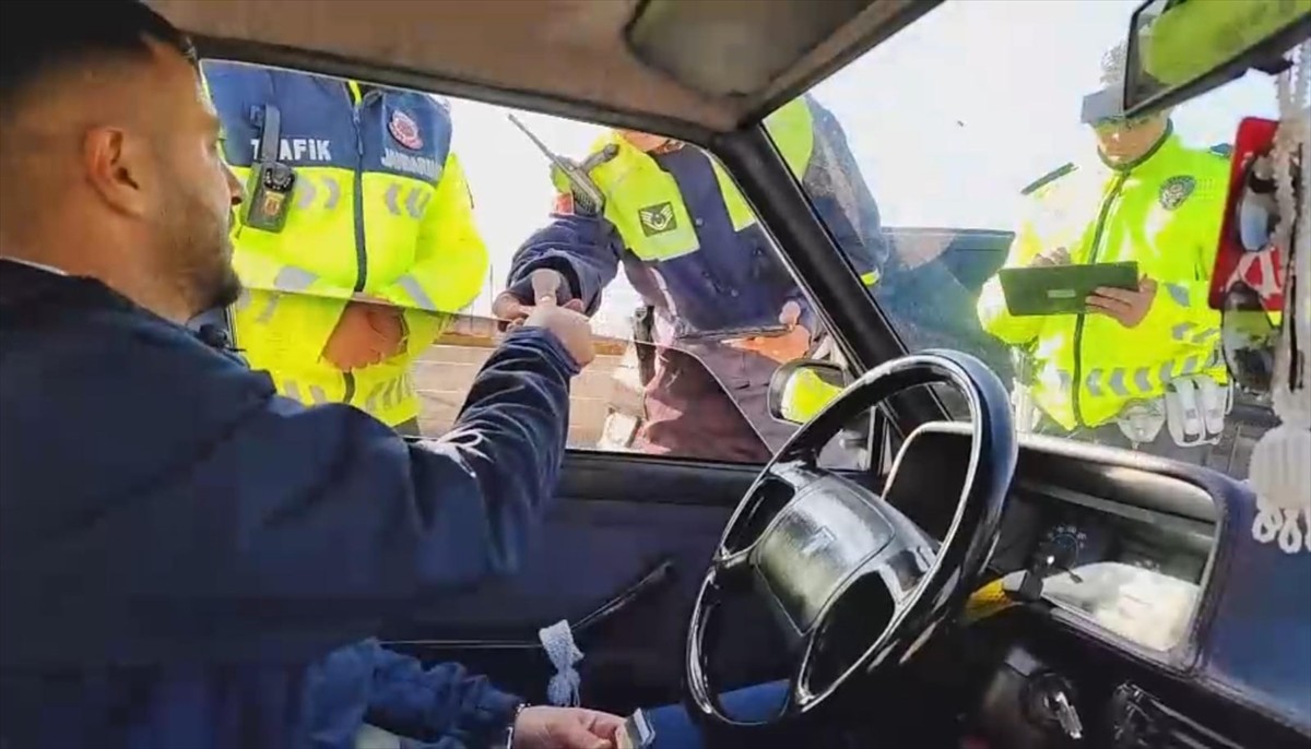 Siirt'te jandarma ve polis ekiplerince dron destekli trafik denetimi gerçekleştirildi.