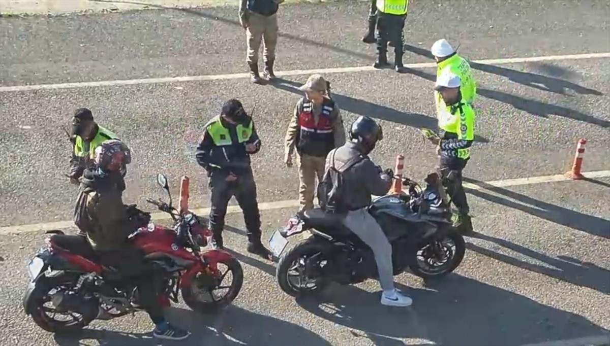 Siirt'te jandarma ve polis ekiplerince dron destekli trafik denetimi gerçekleştirildi.