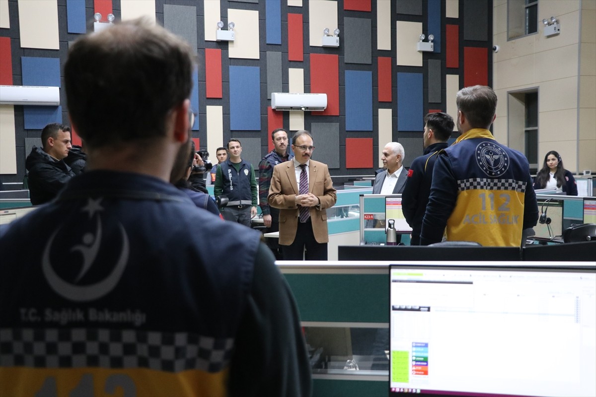 Siirt Valisi Kemal Kızılkaya, yılbaşı gecesi kentin çeşitli noktalarında görev yapan jandarma...