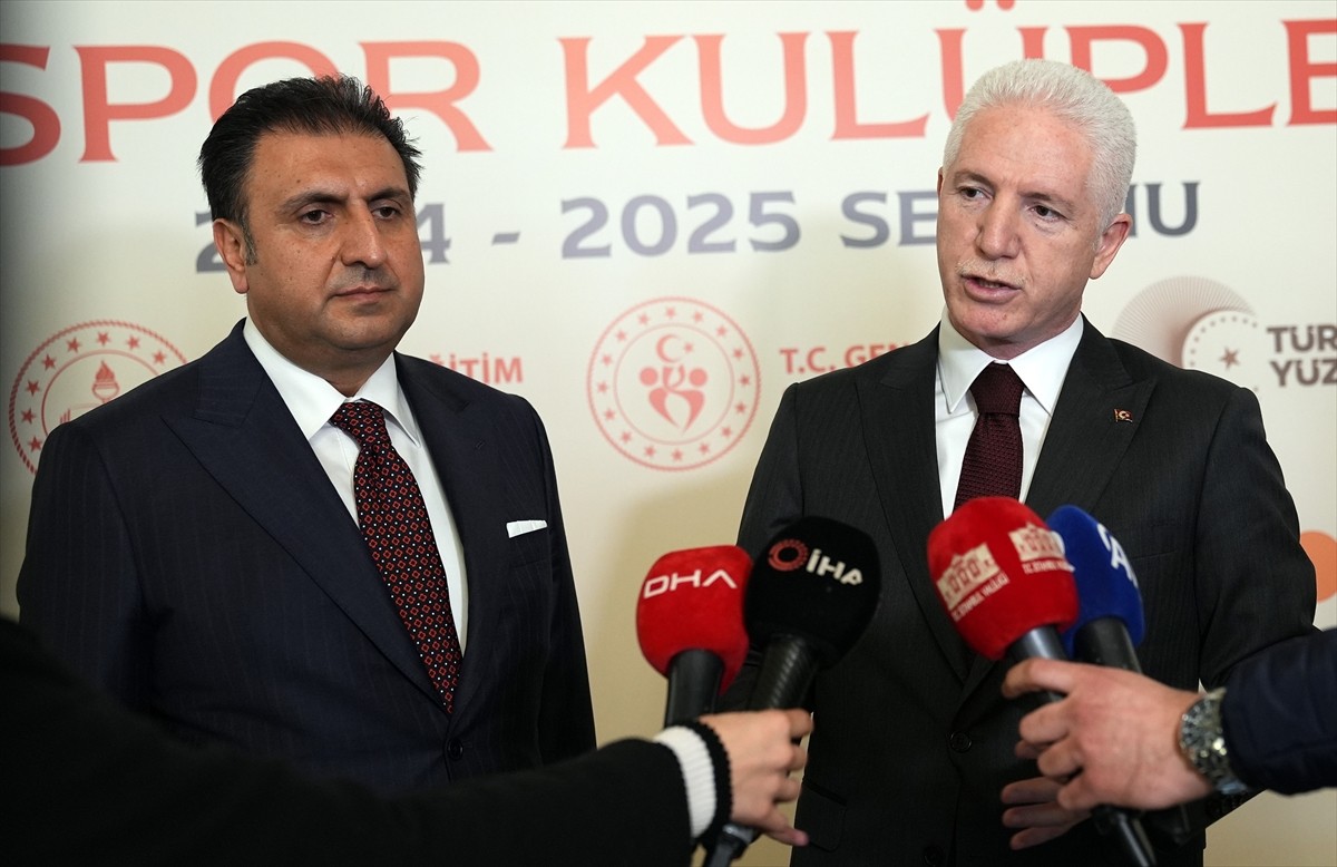 Şile'de 75. Yıl Ortaokulu'ndaki 51 öğrenci, İstanbul Büyükşehir Belediyesinin (İBB) dağıttığı gıda...