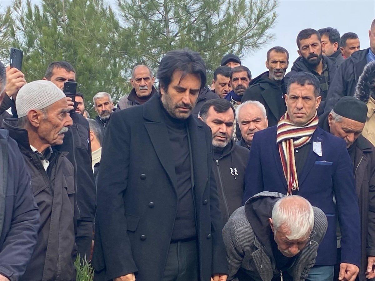 Sinemacı ve müzisyen Mahsun Kırmızıgül'ün annesi Faike Arık'ın cenazesi Diyarbakır'da toprağa...