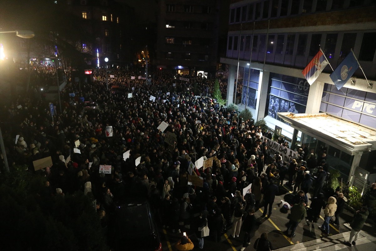 Sırbistan'ın kuzeyindeki Novi Sad kentinde bulunan tren istasyonunda 1 Kasım'da beton sundurmanın...