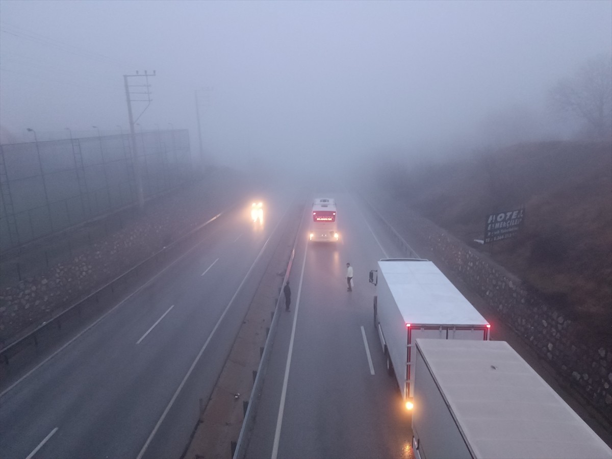 Sisin etkili olduğu Kastamonu'nun Tosya ilçesinde, bir tırın devrilmesi sonucu D-100 kara yolu...