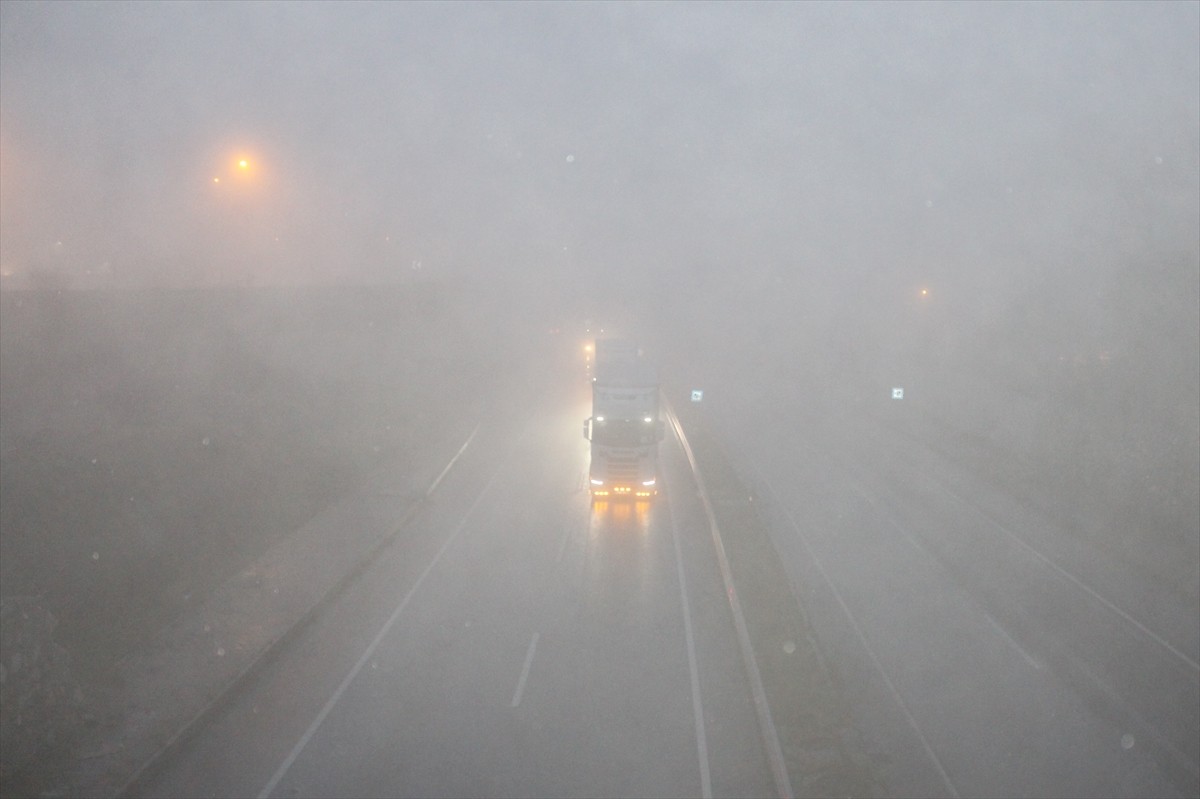 Sisin etkili olduğu Kastamonu'nun Tosya ilçesinde, bir tırın devrilmesi sonucu D-100 kara yolu...