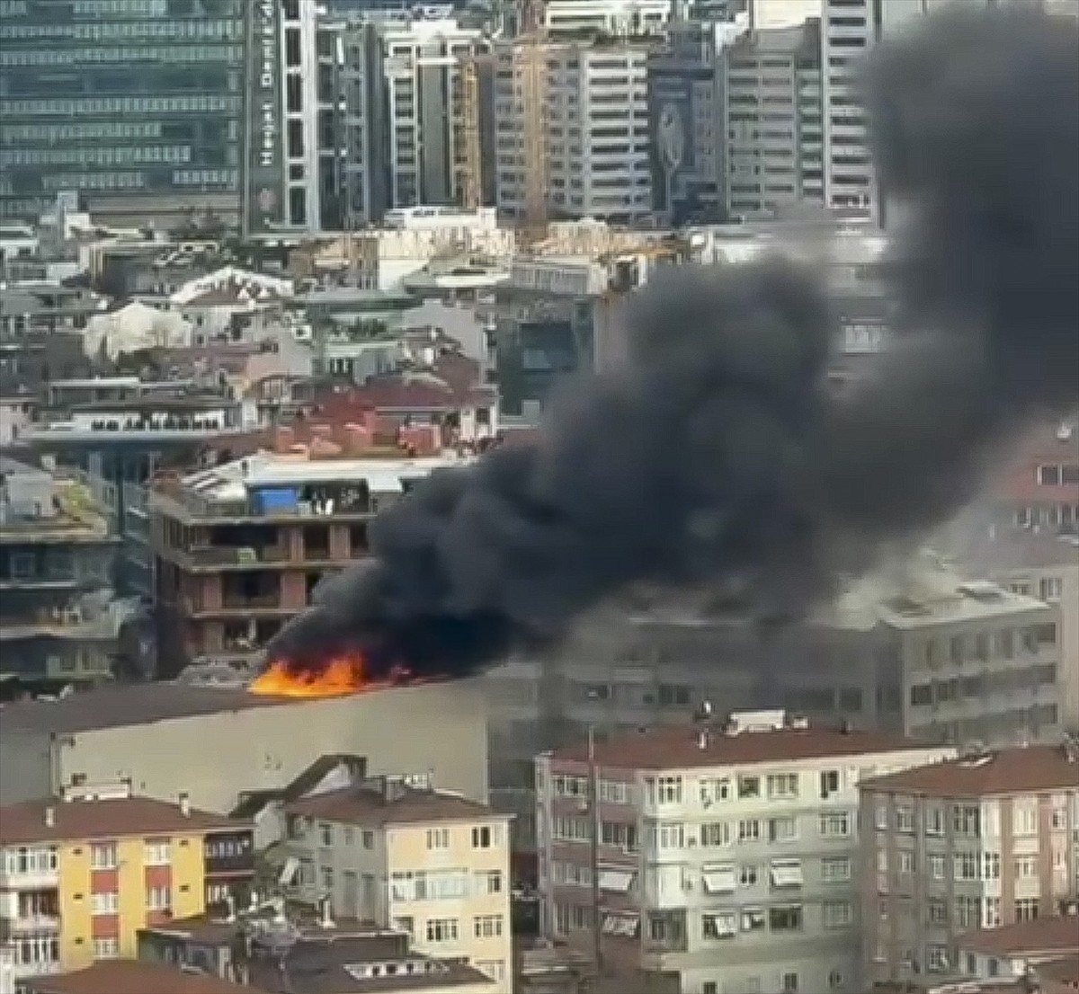 Şişli'de, yıkım işlemi yapılan 4 katlı binanın çatısında çıkan yangın söndürülmeye...
