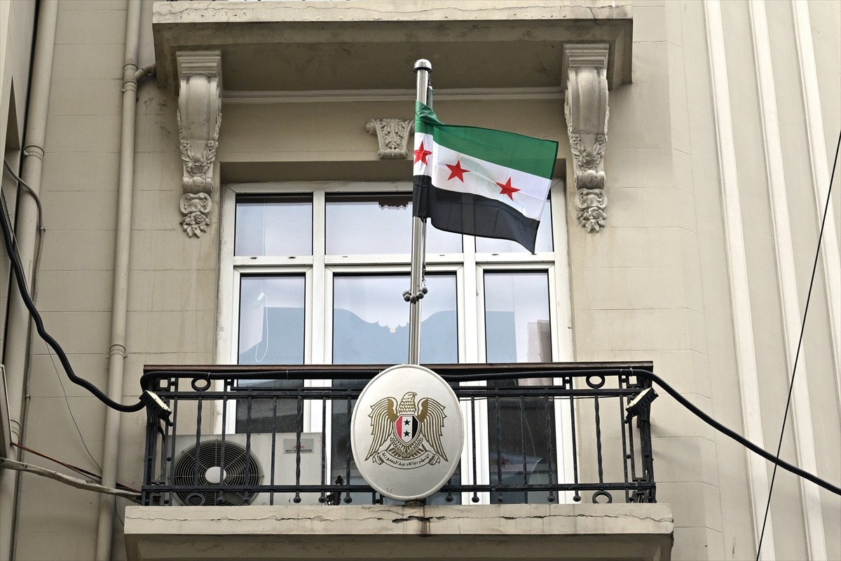 Şişli'deki Suriye'nin Başkonsolosluğu binasına 61 yıllık Baas rejiminin devrilmesinin ardından...