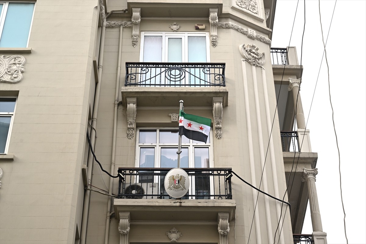 Şişli'deki Suriye'nin Başkonsolosluğu binasına 61 yıllık Baas rejiminin devrilmesinin ardından...