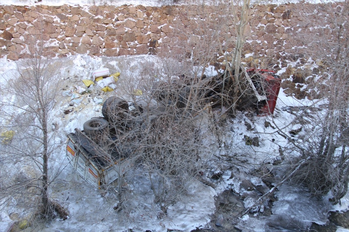 Sivas'ın Suşehri ilçesinde dere yatağına devrilen kamyonun sürücüsü yaşamını yitirdi. İhbar...