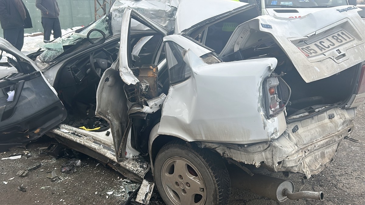 Sivas'ta park halindeki tıra çarpan otomobilin içinden ağır yaralı halde çıkarılan sürücüsü...