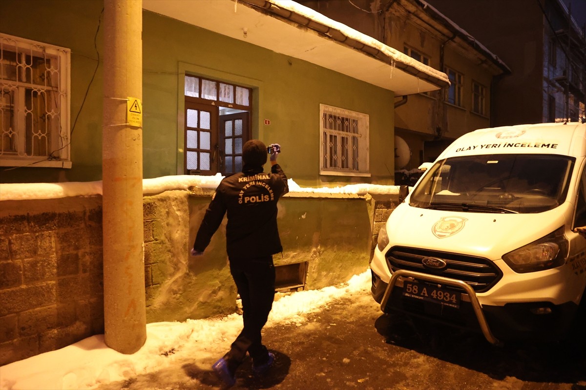 Sivas'ta sobadan sızan karbonmonoksitten zehirlenen kişi öldü, kız kardeşi hastaneye kaldırıldı....