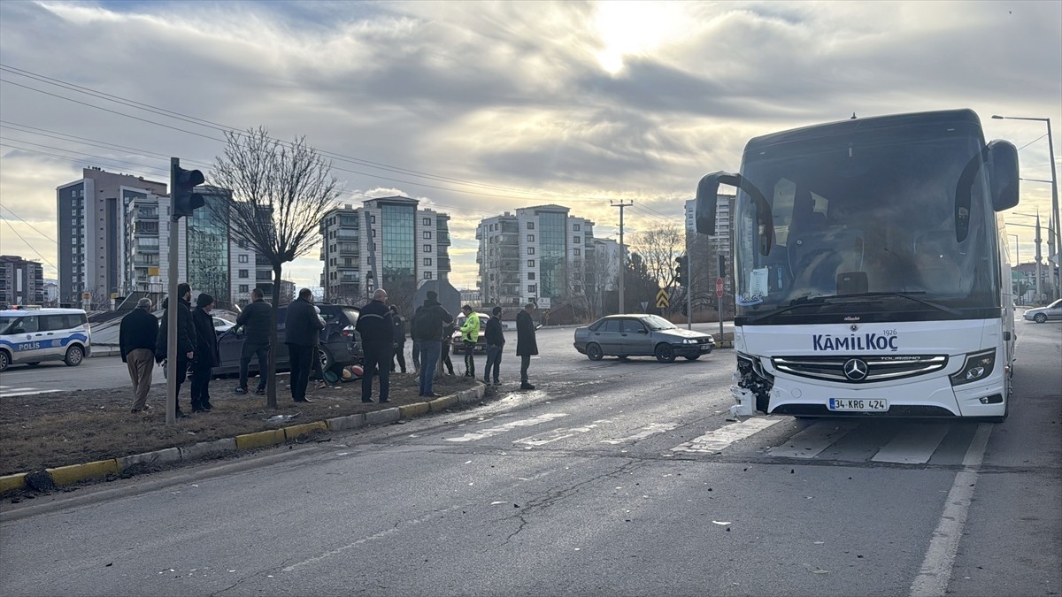 Sivas'ta yolcu otobüsü ile cipin çarpışması sonucu 3 kişi yaralandı. 