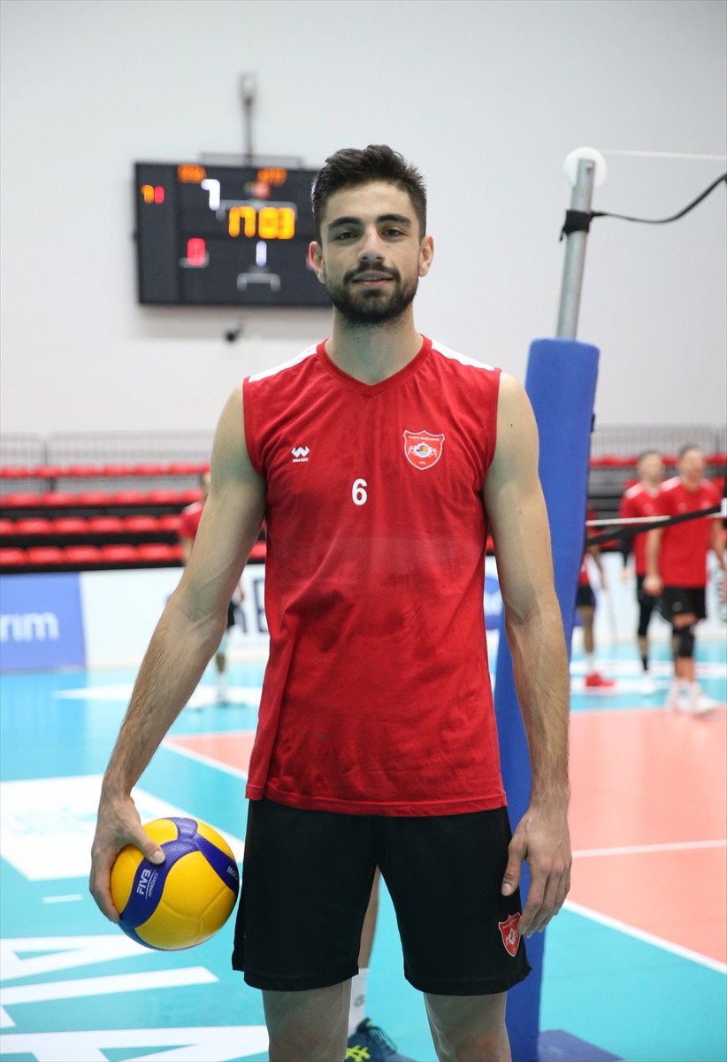 SMS Efeler Ligi takımlarından On Hotels Alanya Belediyespor'un skor yükünü çeken İranlı pasör...