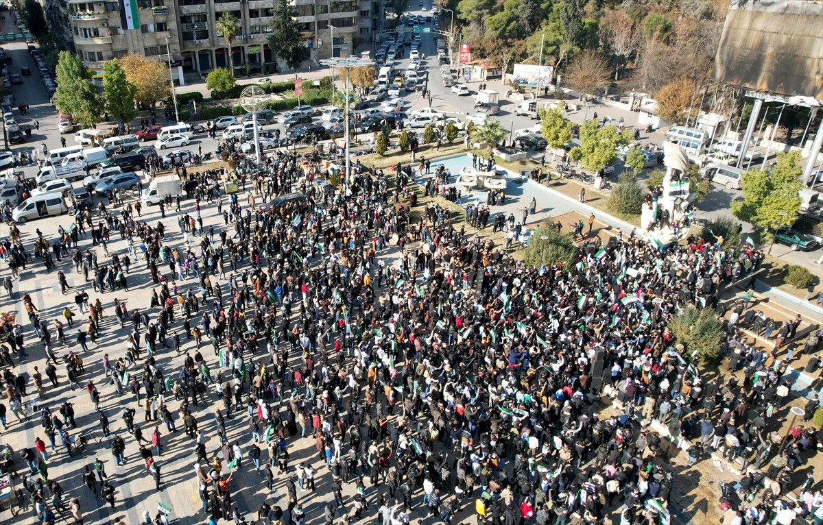Suriye'de 61 yıllık Baas rejiminin devrilmesinin ardından, Halep kent merkezinde kılınan ilk cuma...