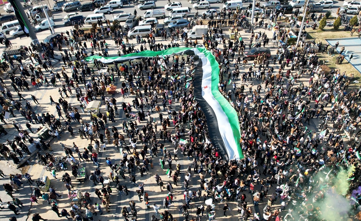 Suriye'de 61 yıllık Baas rejiminin devrilmesinin ardından, Halep kent merkezinde kılınan ilk cuma...