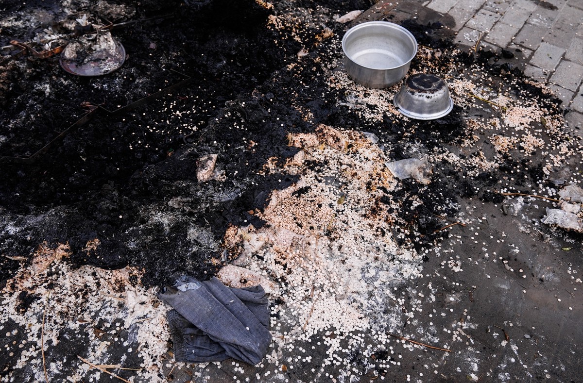 Suriye'de Baas rejimini deviren gruplar, başkent Şam'daki Mezze Askeri Havaalanı'nda ele...