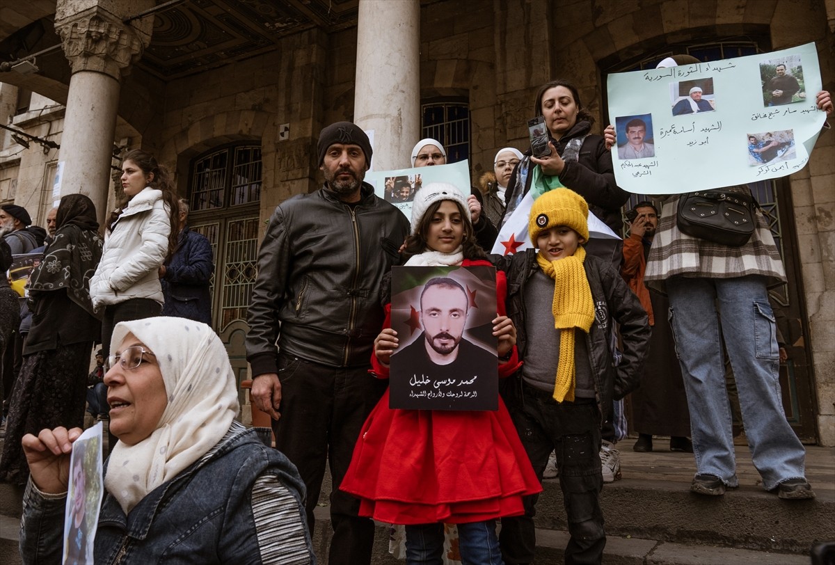Suriye'de çöken Baas rejimi güçlerince alıkonulan kişilerin yakınları, başkent Şam'da tarihi Hicaz...