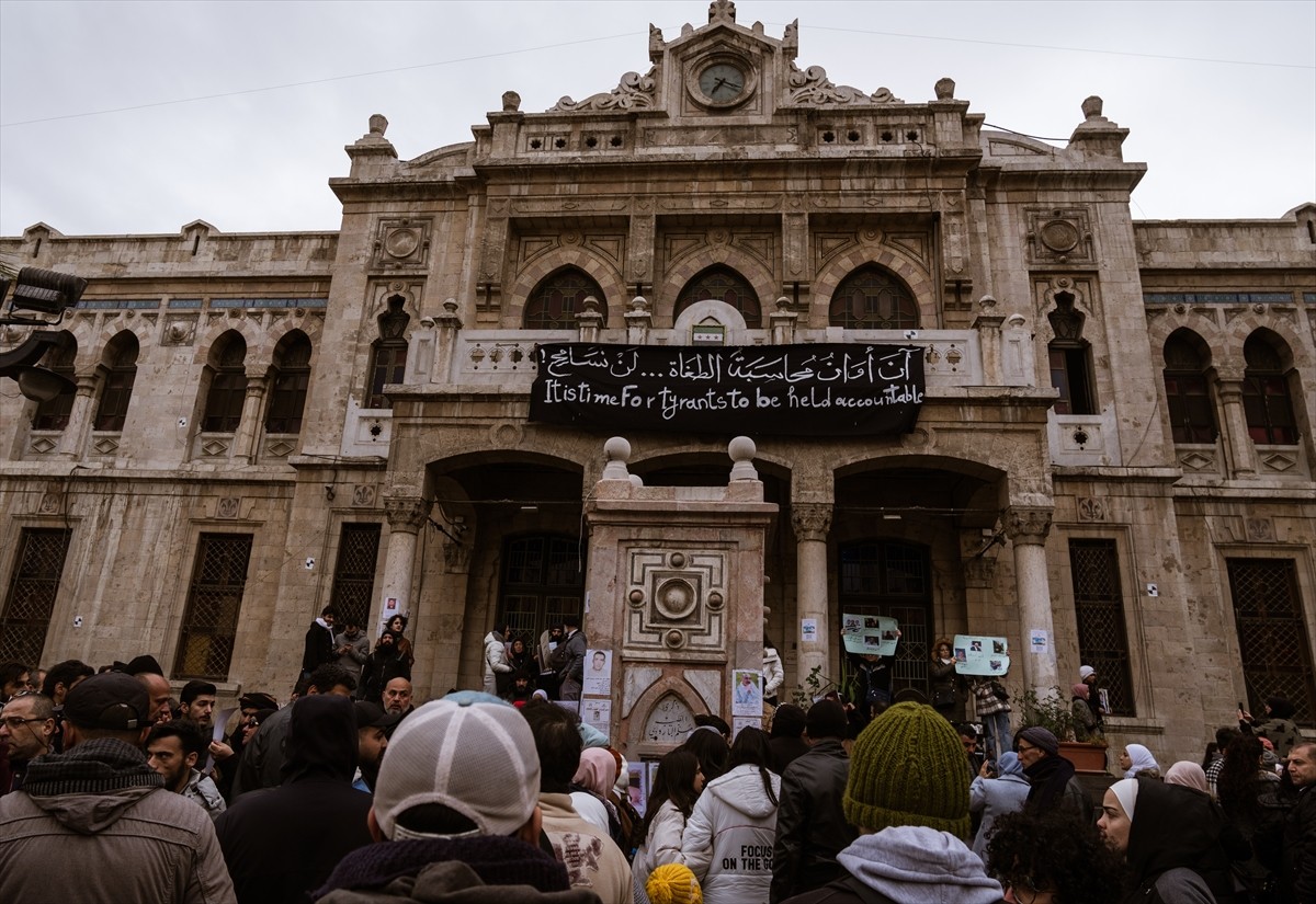Suriye'de çöken Baas rejimi güçlerince alıkonulan kişilerin yakınları, başkent Şam'da tarihi Hicaz...