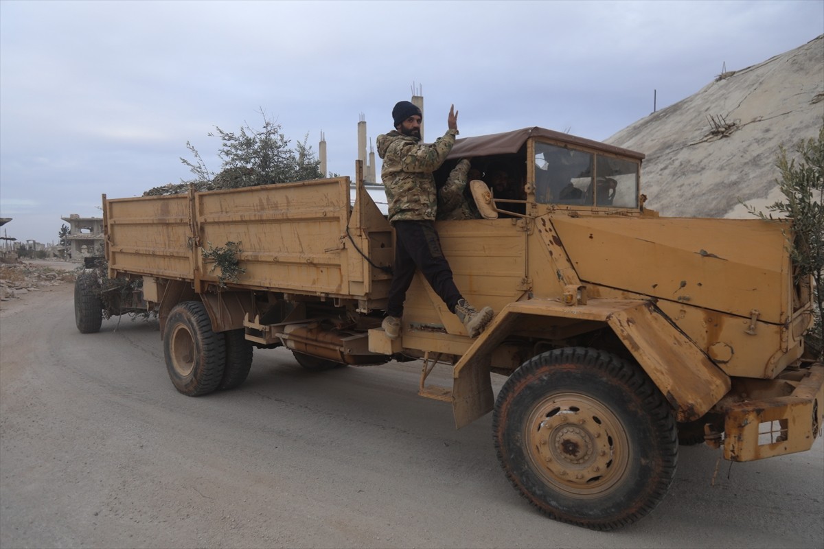 Suriye'de Hama kent merkezinin yaklaşık 5 kilometre dışında Beşşar Esed rejimi güçleriyle çatışan...
