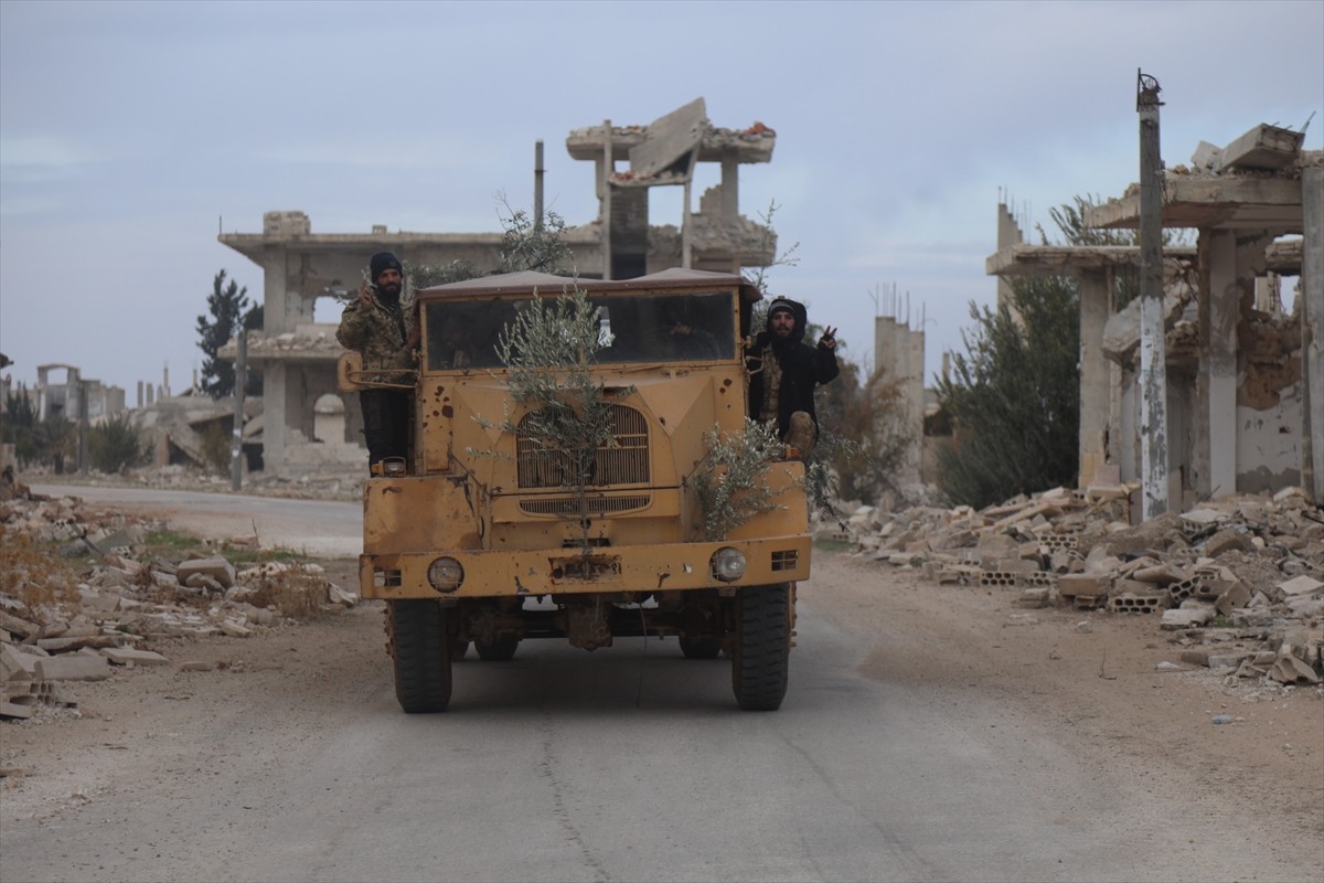 Suriye'de Hama kent merkezinin yaklaşık 5 kilometre dışında Beşşar Esed rejimi güçleriyle çatışan...