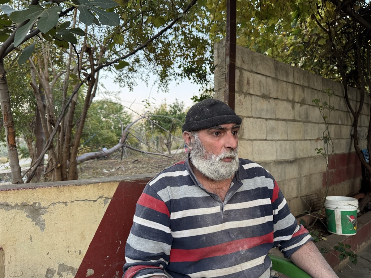 Suriye'de rejim karşıtı silahlı grupların, Hama kentindeki hapishanelerin kapısını açmasıyla...