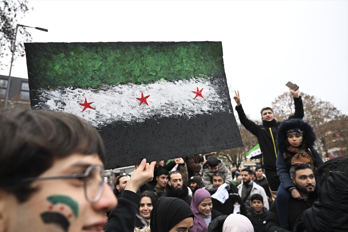 Suriye'deki 61 yıllık Baas rejiminin devrilmesinin ardından Almanya'da yaşayan Suriyeliler...