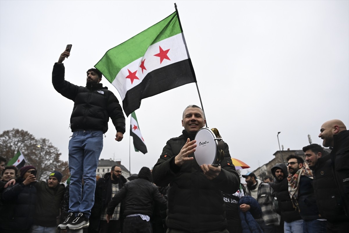 Suriye'deki 61 yıllık Baas rejiminin devrilmesinin ardından Almanya'da yaşayan Suriyeliler...