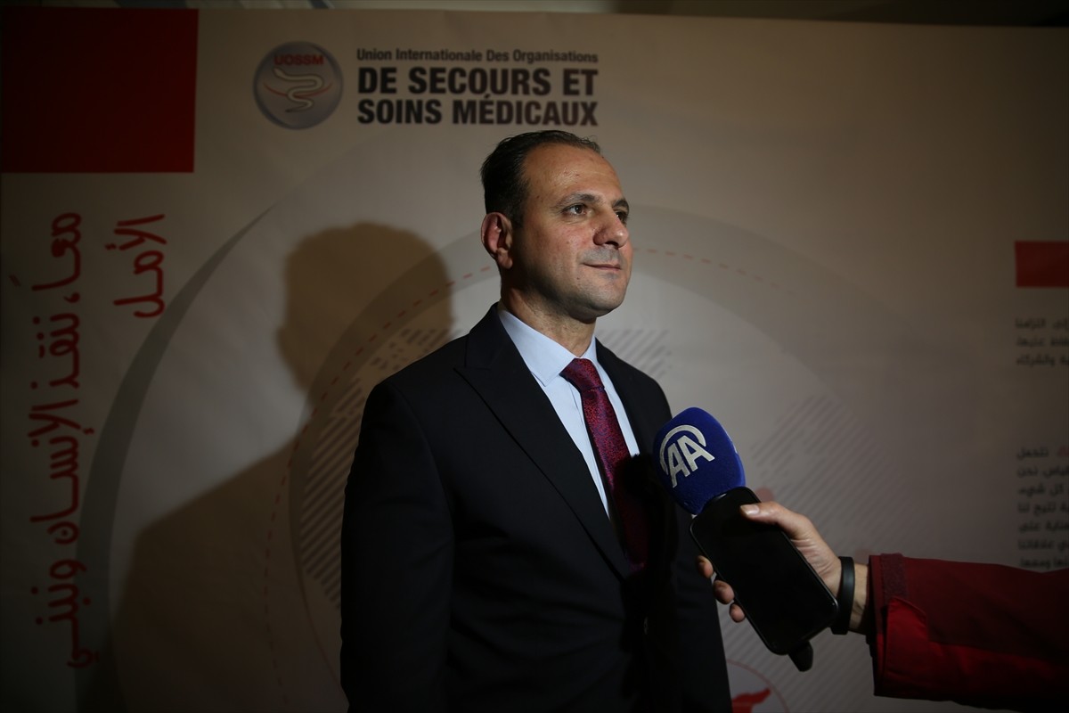 Suriye'deki geçici hükümet Sağlık Bakanı Mahir Şara, AA muhabirine Şam'da katıldığı bir...