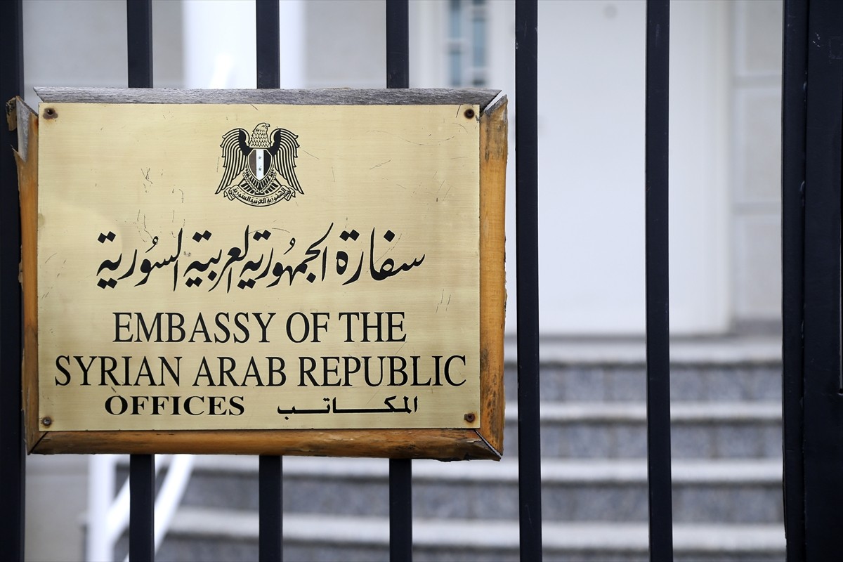 Suriye'nin Belgrad Büyükelçiliğinde, çöken Baas rejimine ait bayrağın yerine "Suriye devrimi...