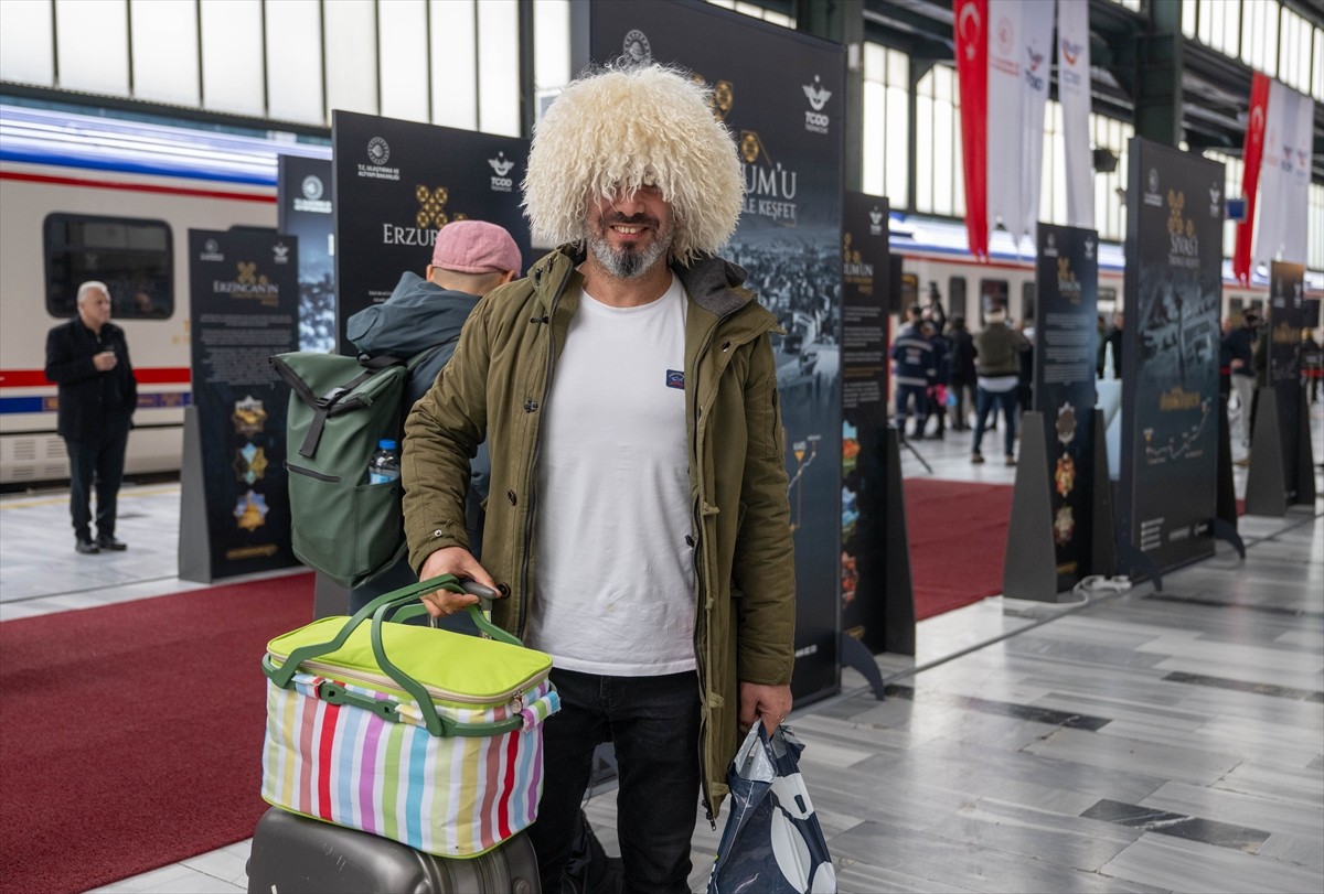 Tarihi Ankara Garı'nda "2024-2025 Sezonu Turistik Doğu Ekspresi Treni Uğurlama Töreni"...