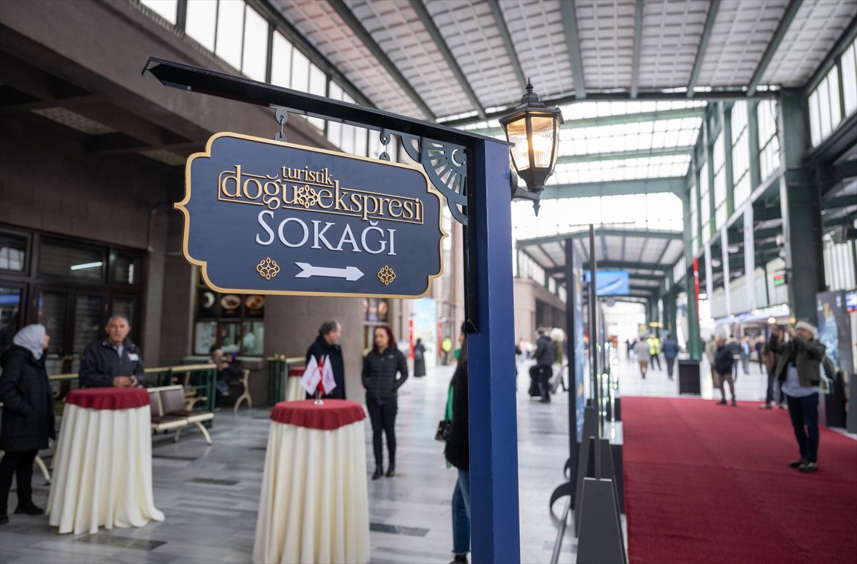 Tarihi Ankara Garı'nda "2024-2025 Sezonu Turistik Doğu Ekspresi Treni Uğurlama Töreni"...