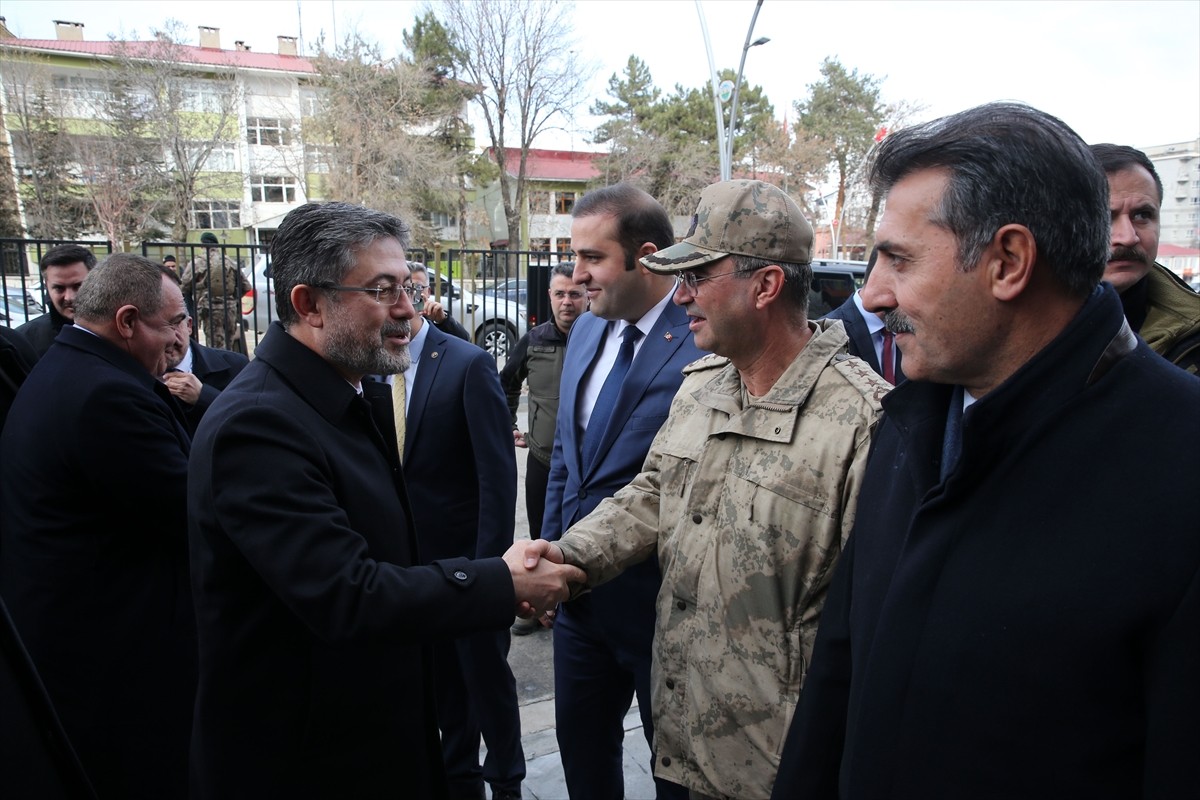 Tarım ve Orman Bakanı İbrahim Yumaklı, Muş Valiliğini ziyaret etti. Ziyarette çocuklar, Bakan...