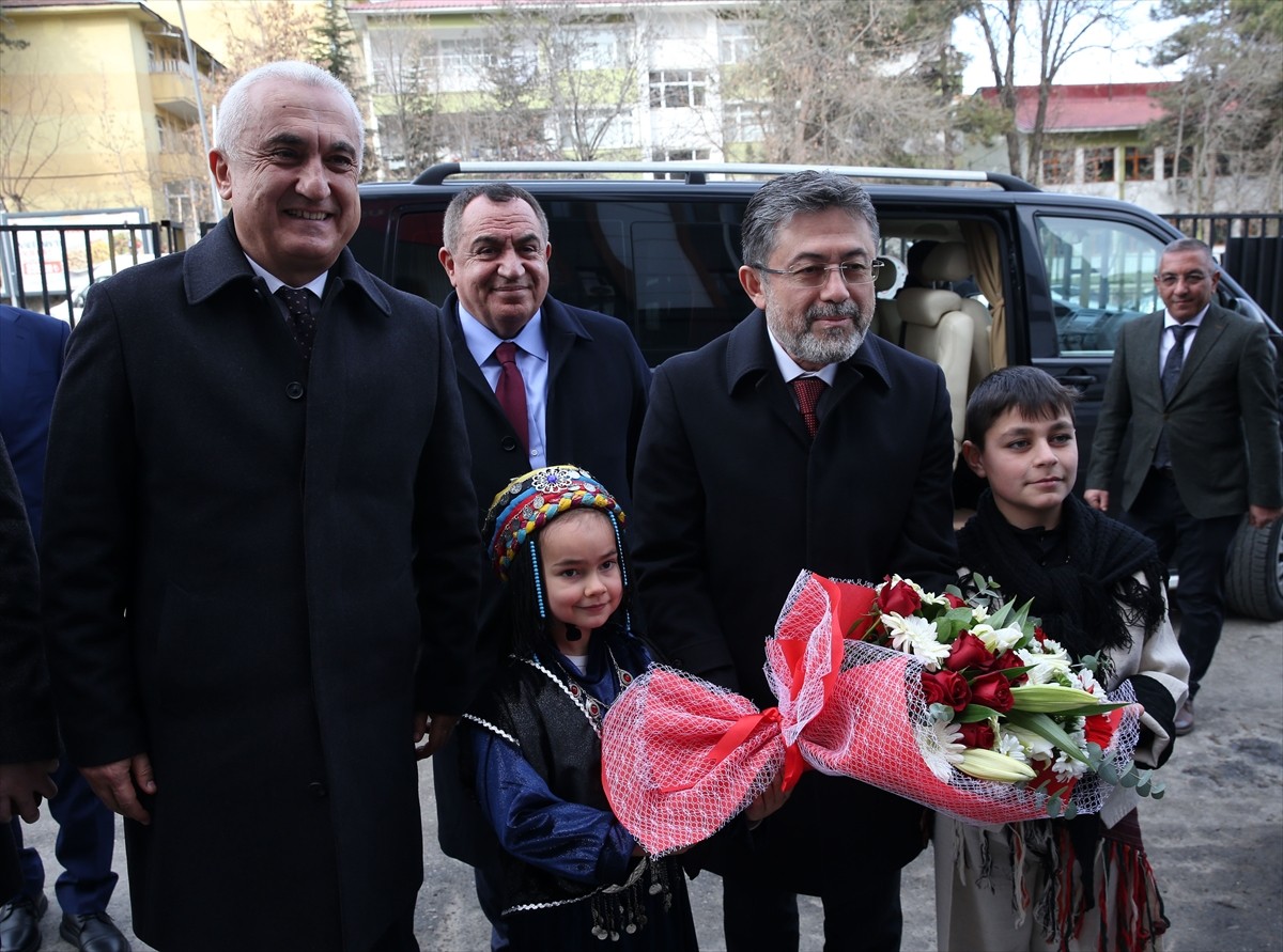 Tarım ve Orman Bakanı İbrahim Yumaklı, Muş Valiliğini ziyaret etti. Ziyarette çocuklar, Bakan...