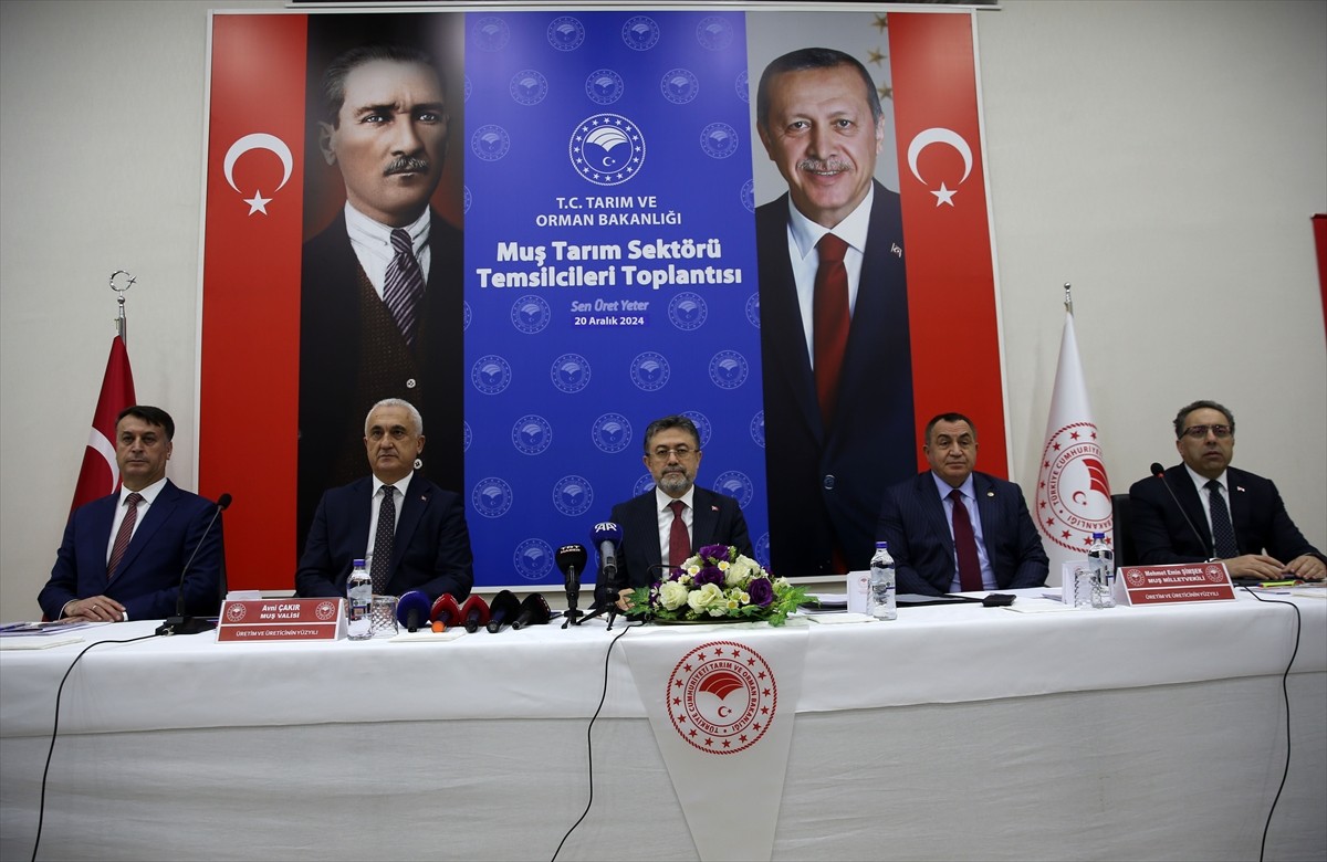 Tarım ve Orman Bakanı İbrahim Yumaklı (ortada), Tarım ve Orman İl Müdürlüğü'nde düzenlenen "Muş...