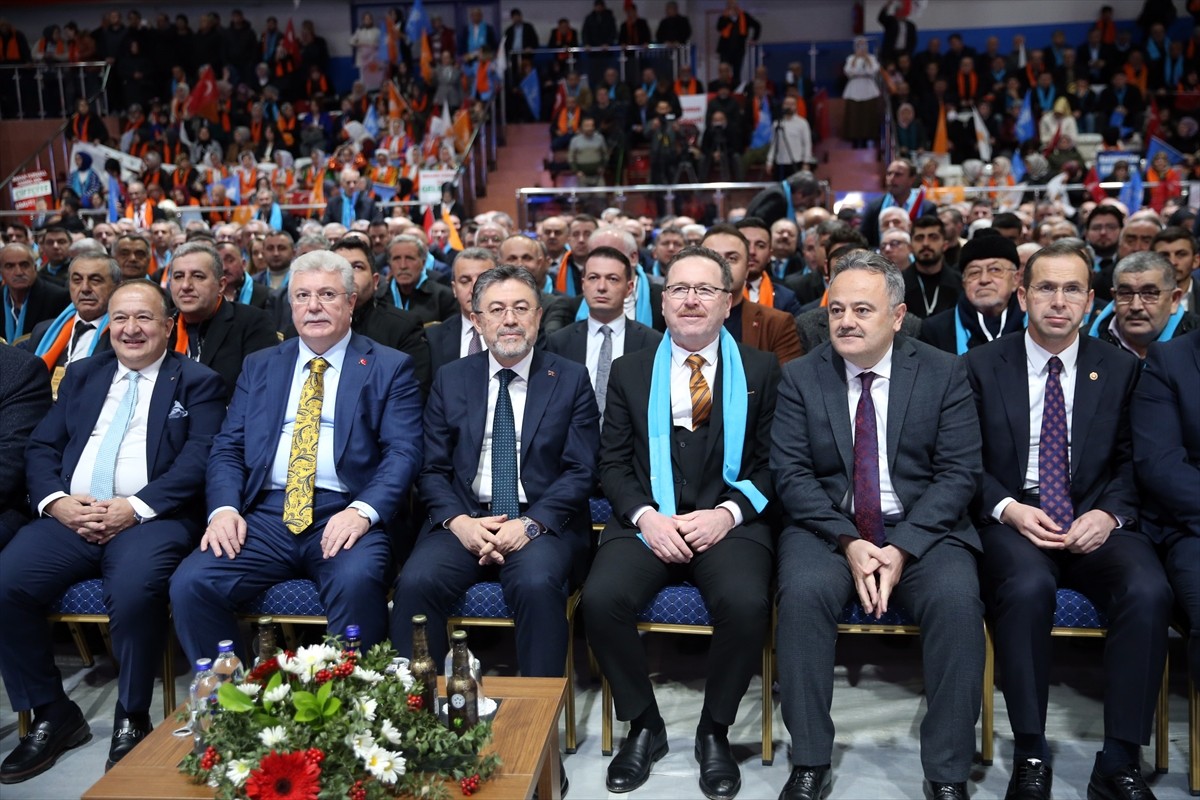 Tarım ve Orman Bakanı İbrahim Yumaklı (sol 3), Atatürk Spor Salonu'nda düzenlenen AK Parti...