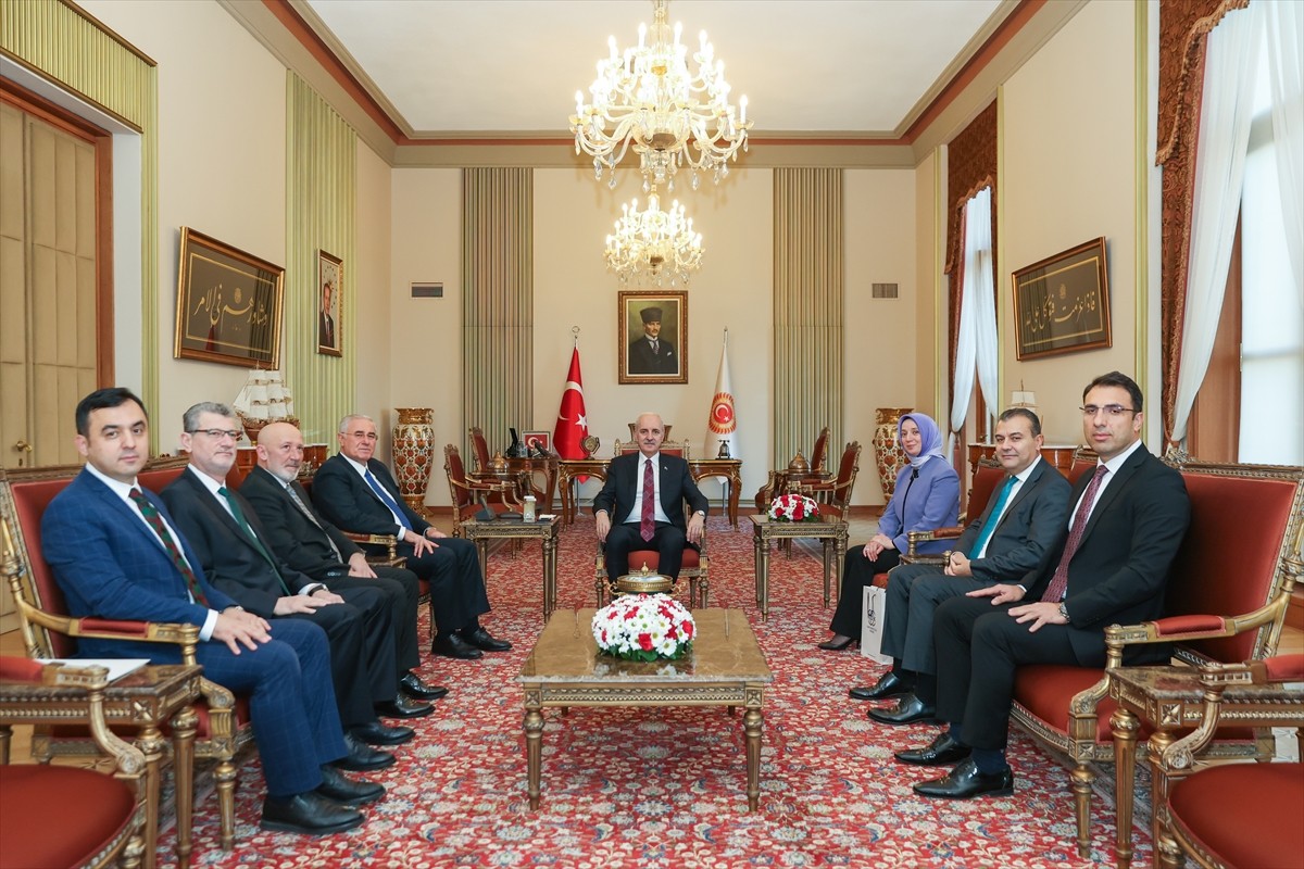 TBMM Başkanı Numan Kurtulmuş, Kamu Başdenetçiliğine seçilen Mehmet Akarca (sol 4) ve beraberindeki...