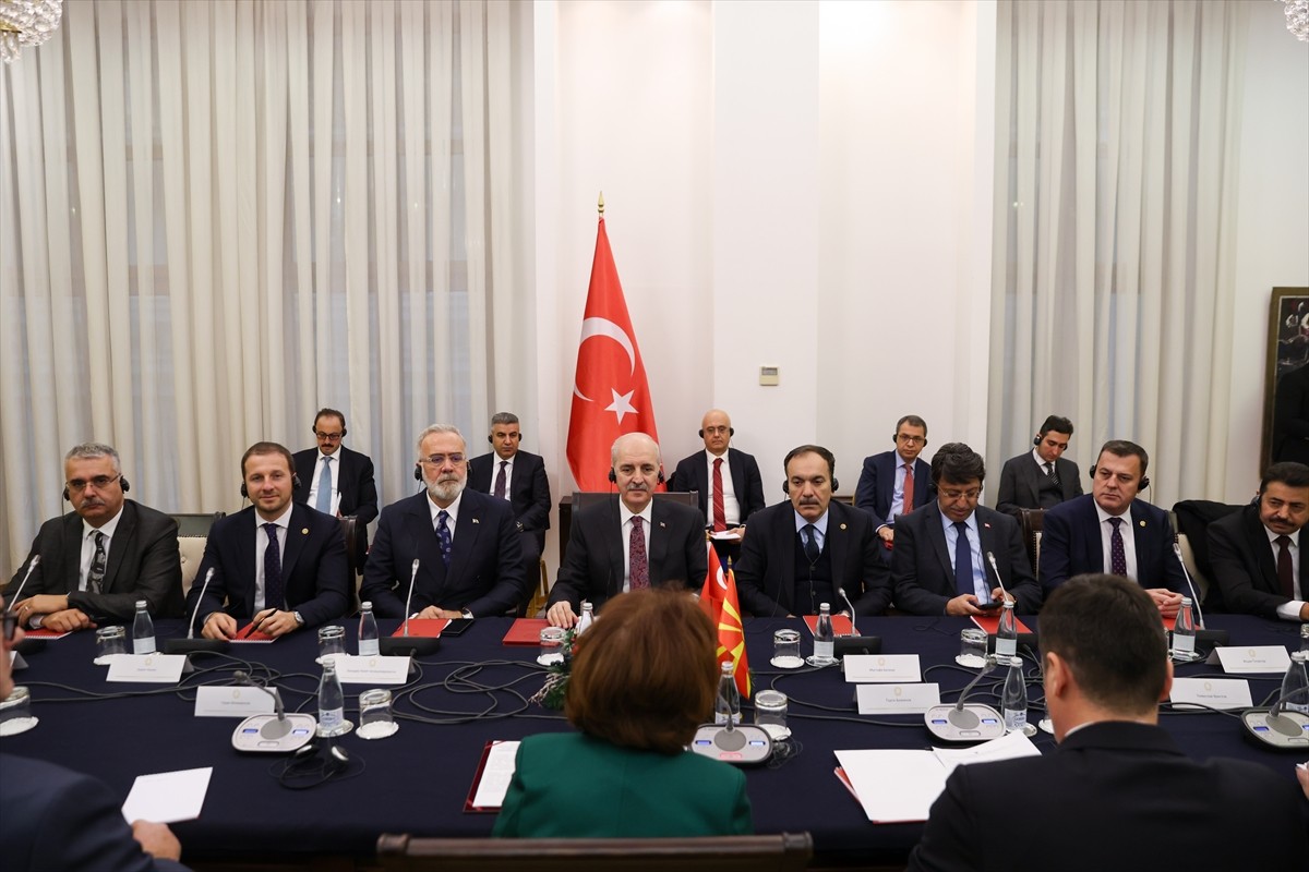 TBMM Başkanı Numan Kurtulmuş (sağ 5), resmi ziyaret gerçekleştirdiği Üsküp'te, Kuzey Makedonya...