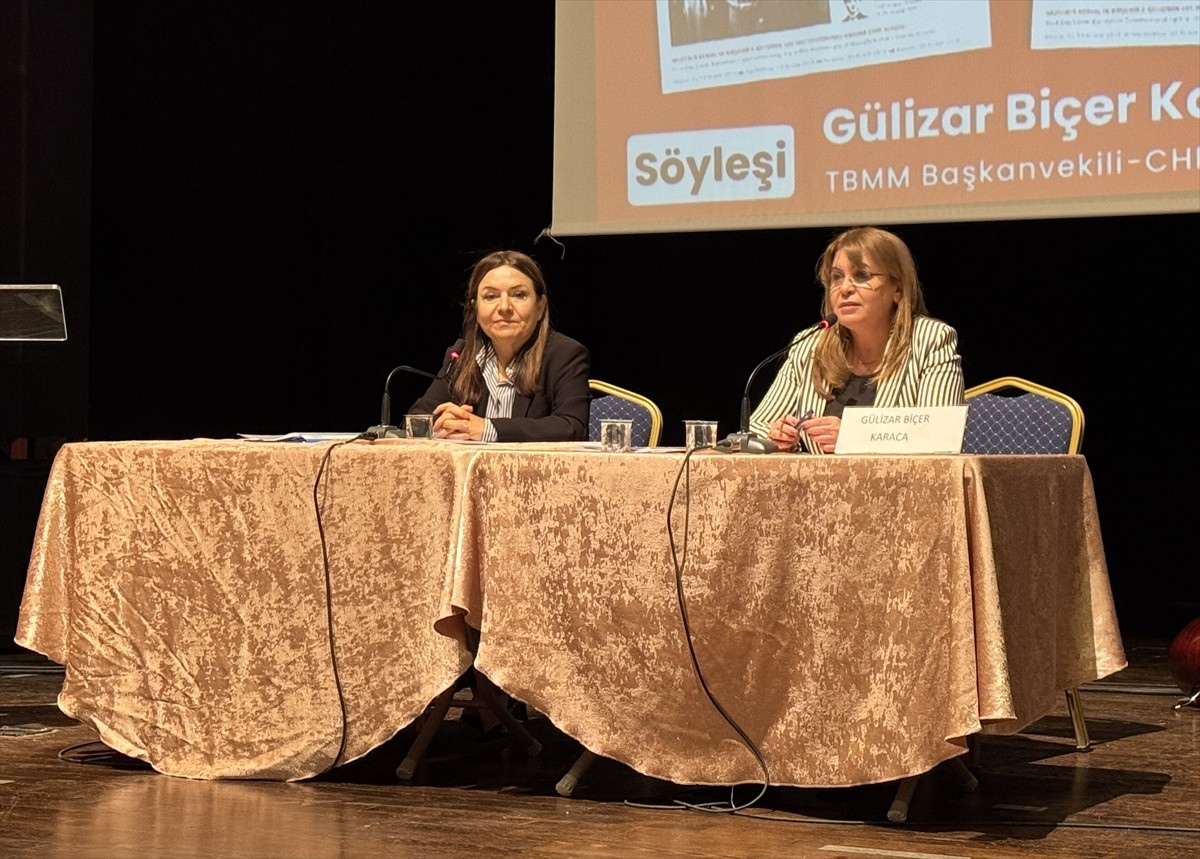 TBMM Başkanvekili Gülizar Biçer Karaca (sağda), Atatürk'ün "Heyet-i Temsiliye Reisi" olarak...