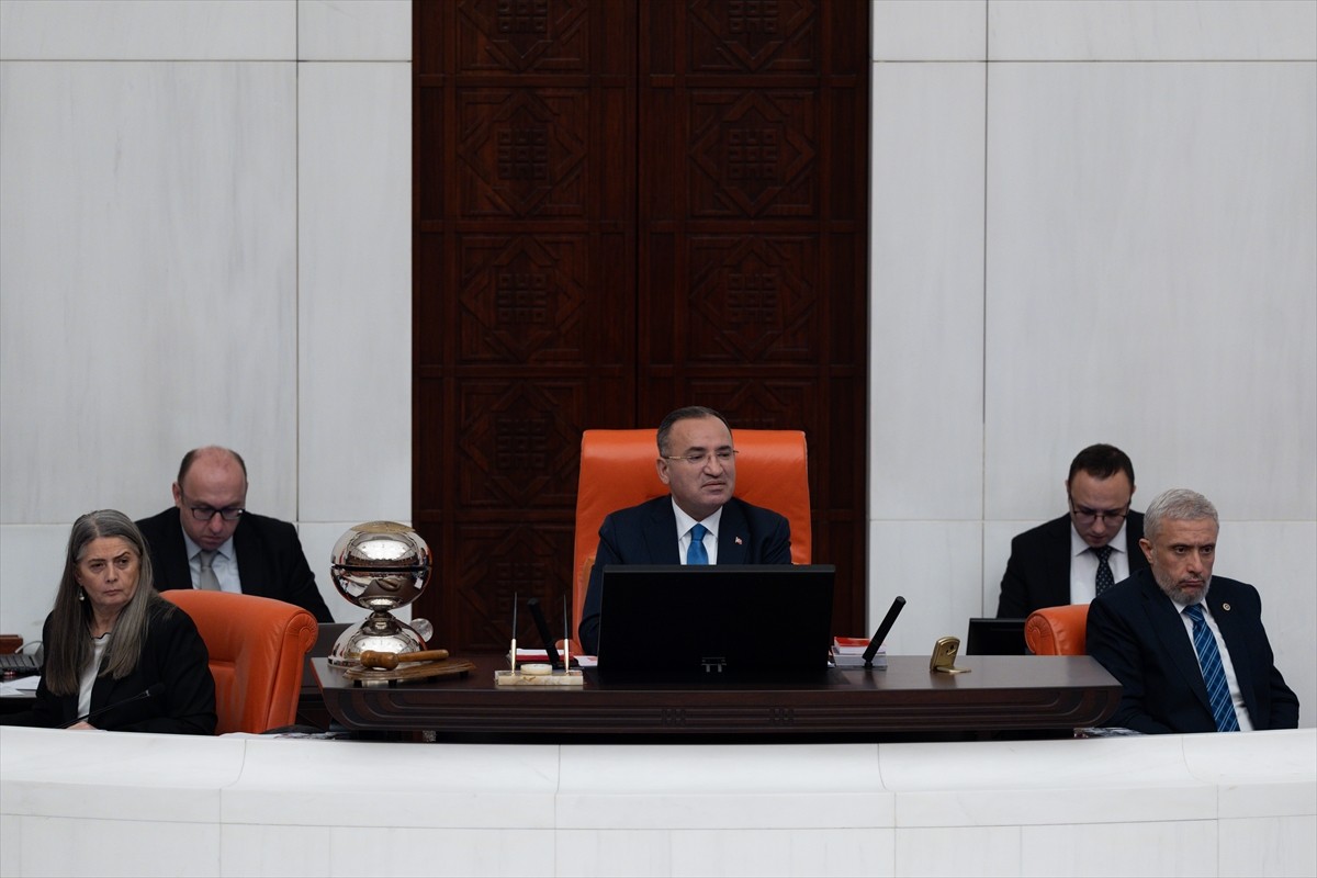 TBMM Genel Kurulu, TBMM Başkanvekili Bekir Bozdağ (ortada) başkanlığında toplandı.