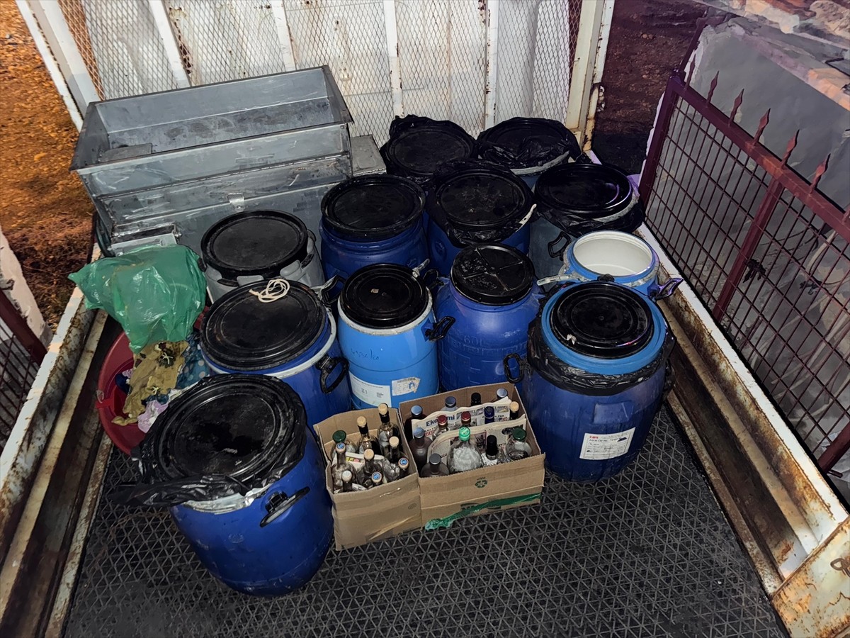 Tekirdağ'da jandarma ekiplerince 400 litre sahte içki ele geçirildi, 2 şüpheli gözaltına...
