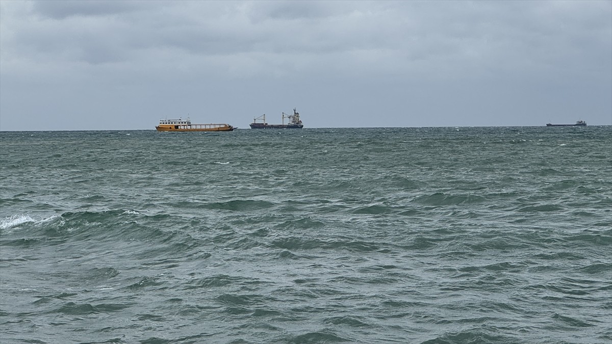 Tekirdağ'da, poyraz deniz ulaşımını olumsuz etkiledi.