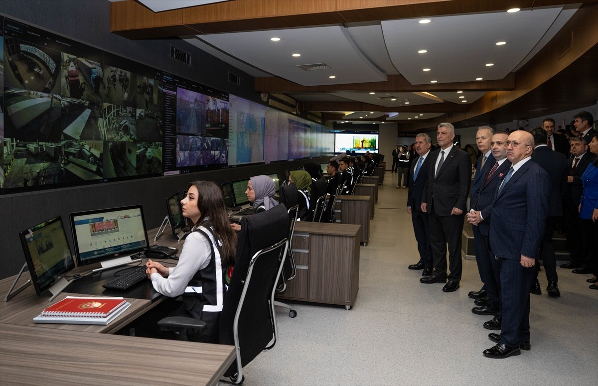 Ticaret Bakanı Ömer Bolat, Gümrükler Muhafaza Genel Müdürlüğü Komuta Kontrol Merkezi'nde "2024...