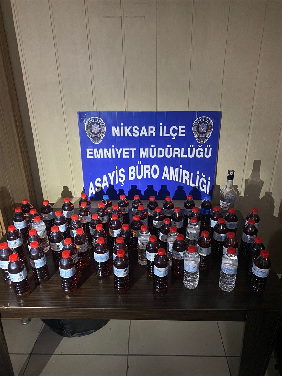 Tokat'ın Niksar ilçesinde 29,5 litre sahte içki ele geçirildi, 1 kişi yakalandı. 