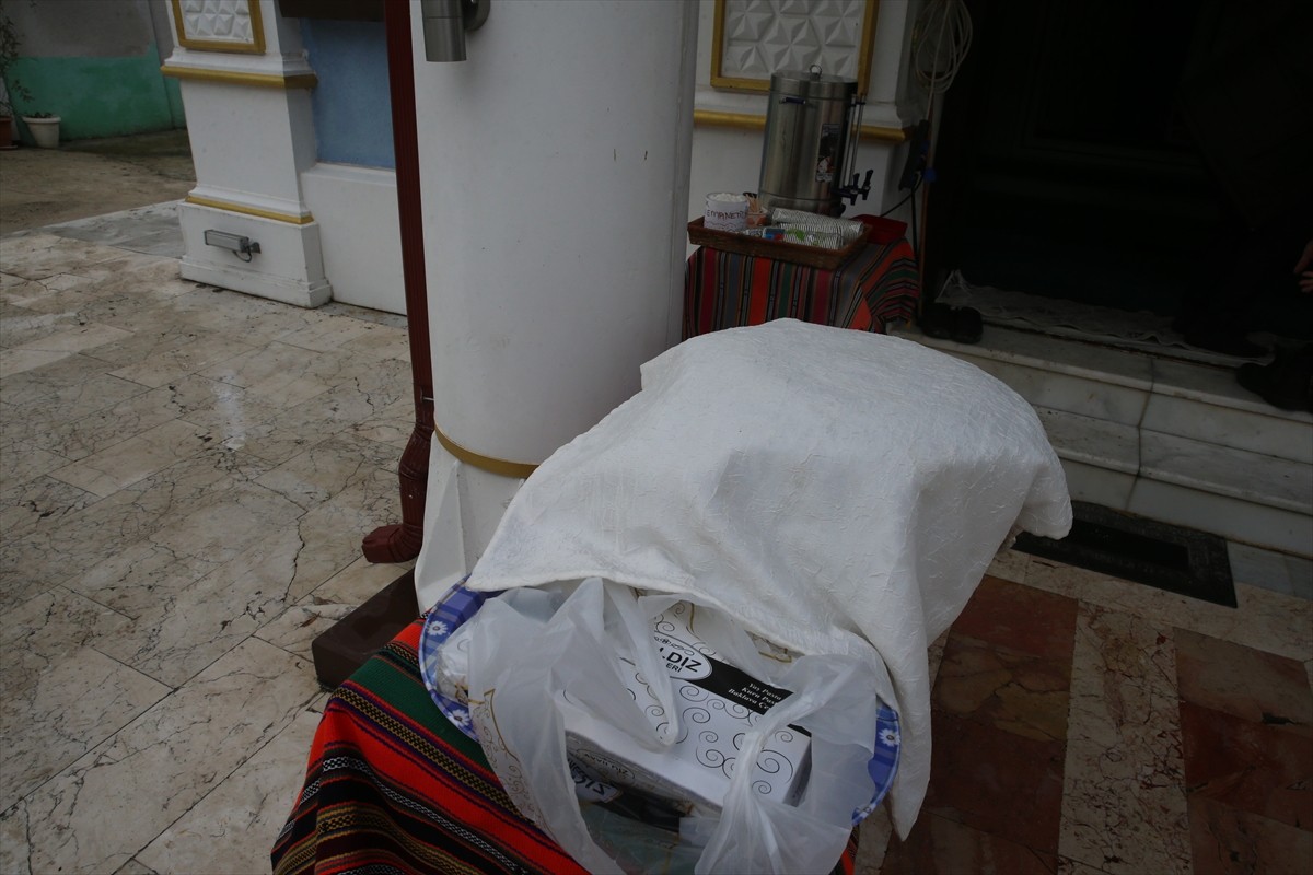 Tokat'ın Reşadiye ilçesinde görev yaptığı camiyi çiçeklerle donatan imam Duran Arslan, cemaate de...