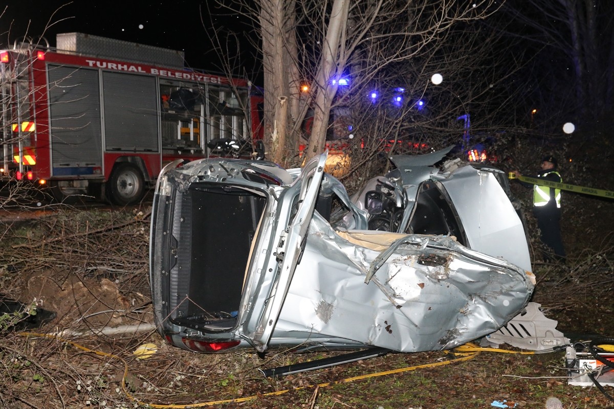 Tokat'ın Turhal ilçesinde hafif ticari aracın devrilmesi sonucu 3 kişi öldü.