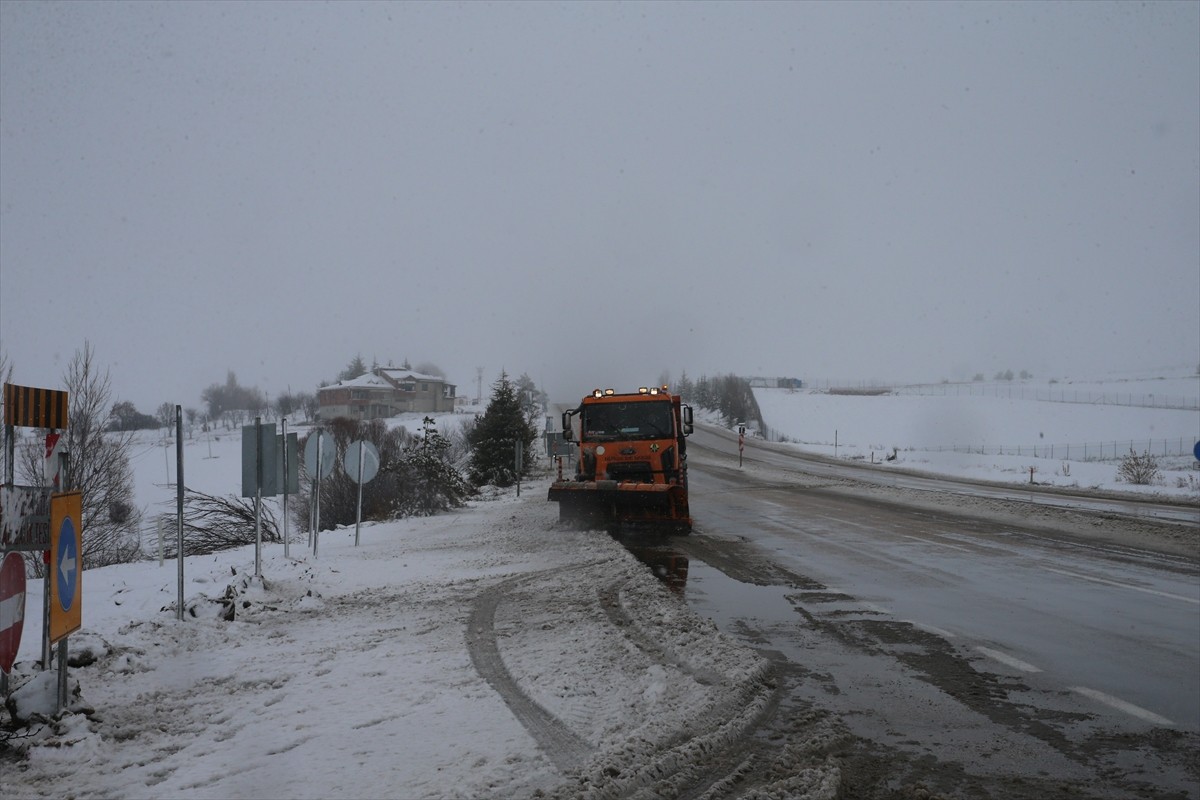 Tokat-Sivas kara yolunda kar yağışı etkili oldu. Tokat-Sivas kara yolu Kızıliniş Geçidi ve 1650...