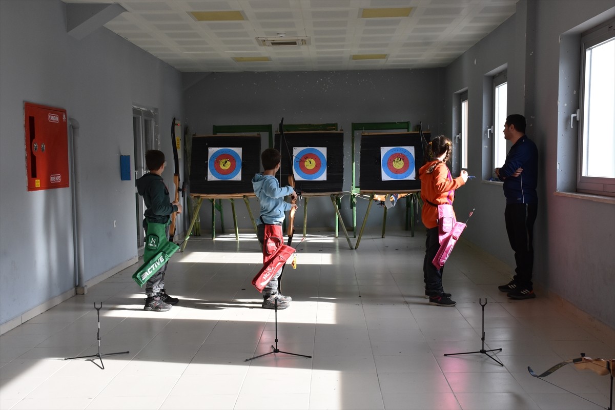 Trabzon'da okçuluğa yönelen 9 yaşındaki üçüzler Rüzgar, Yağmur ve Poyraz Cihan, bu branşta...