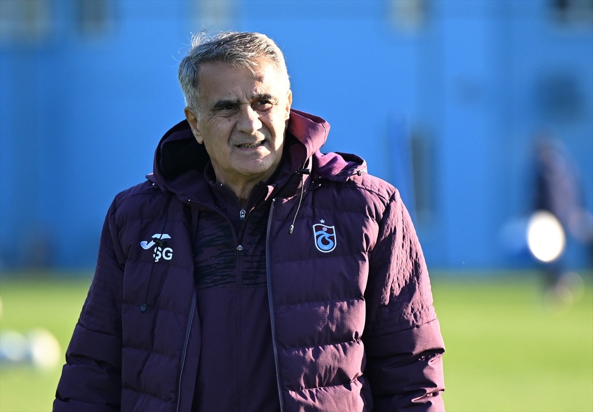 Trabzonspor Teknik Direktörü Şenol Güneş, Mehmet Ali Yılmaz Tesisleri'nde Sipay Bodrum FK maçının...