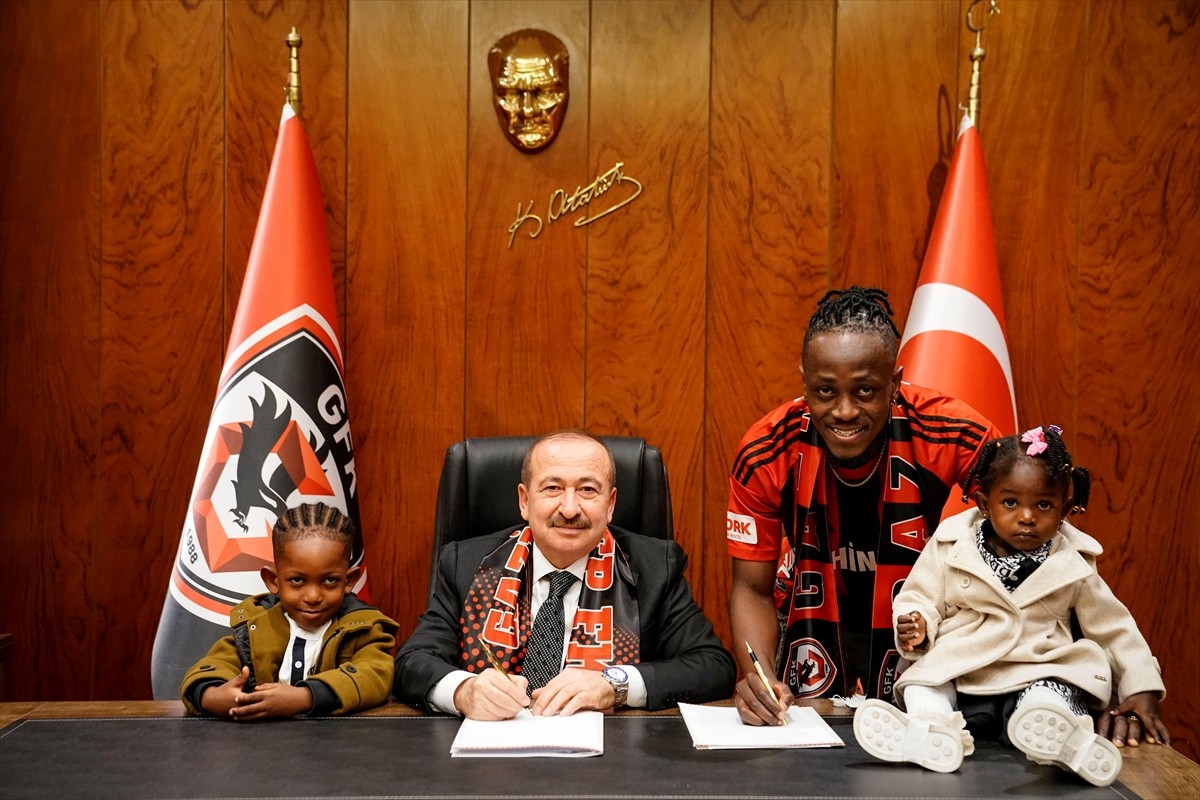 Trendyol Süper Lig ekiplerinden Gaziantep FK, Ganalı golcü Emmanuel Boateng'i kadrosuna kattı....